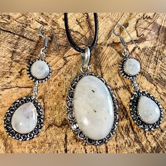 Beautiful Set of Rainbow Moonstone Pendant & Earrings - Picture 8 of 9